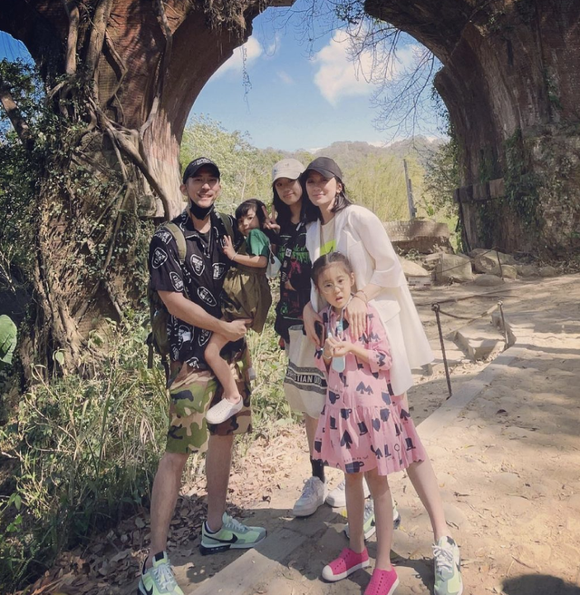 贾静雯|贾静雯晒出游照一家五口全员大长腿,5岁咘咘暴风成长,身高直逼妈妈胸口