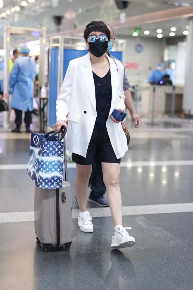 大表姐的时尚圈|59岁张凯丽拒绝“大妈风”，上长下短搭配很时髦，这状态太好了