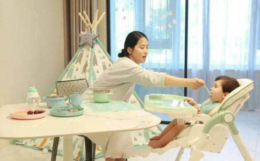 福林妈咪|噎到不用管？俄国妈妈喂娃方式吓到中国阿姨，网友：不愧战斗民族