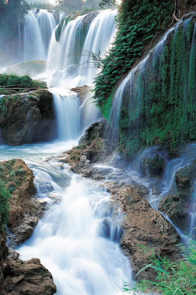 新广西 据说这是国内最美的景观公路之一,沿着它走,可以到达“秘境桃花源”