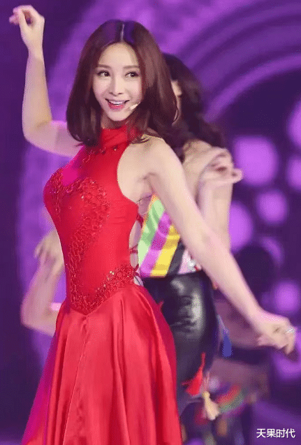 柳岩|柳岩化身月桂女神，身穿开衩红裙跳热舞，内搭打底裤真抢眼