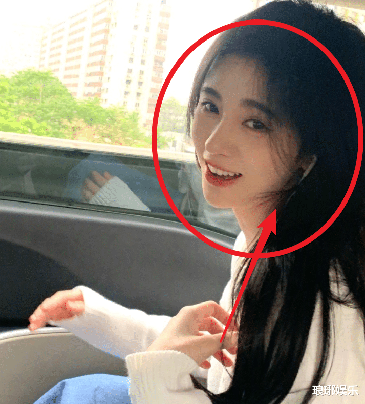 鞠婧祎|鞠婧祎晒全身照库存，和街边的路灯站一起，真实身高162很明显