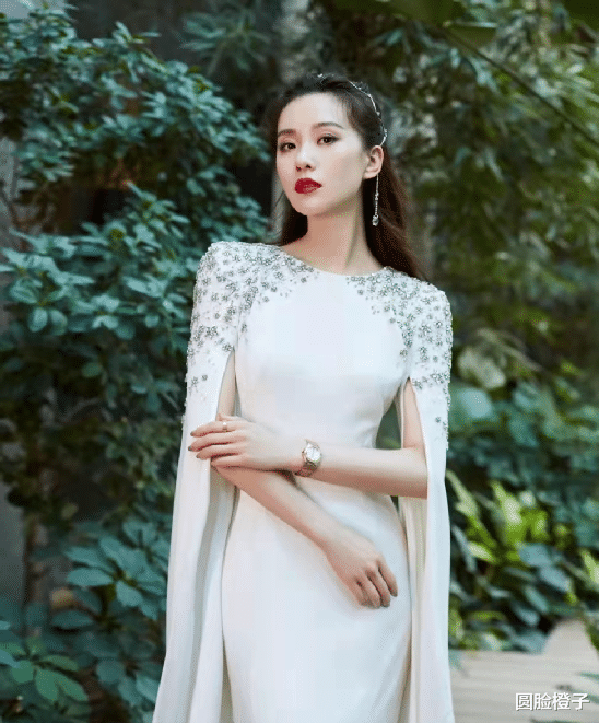 刘诗诗|刘诗诗气质太好了，一袭白色丝绸连衣裙亮相，唇红齿白美得耀眼