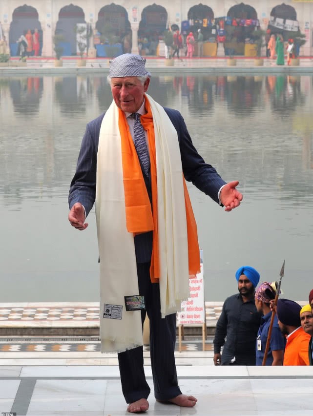71歲查爾斯訪問印度，脫下鞋襪雙腳腫得像饅頭，為何他手腳都紅腫-圖10