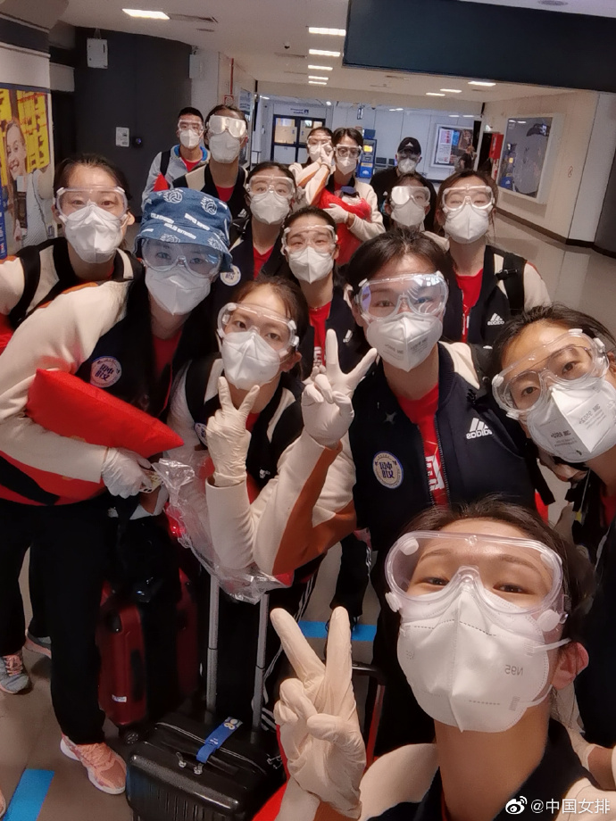 意大利队|郎平带中国女排抵达意大利！张常宁领13将合照，全副武装，斗志昂扬