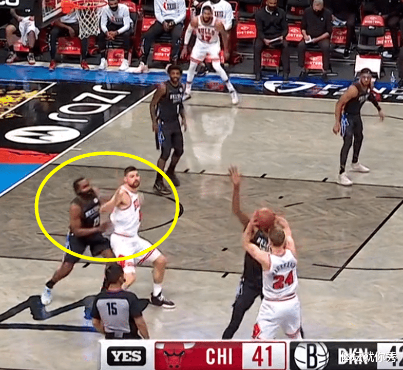 詹姆斯·哈登|真硬！2米11中鋒背打哈登，一頂沒動(dòng)，再打球沒了，哈登鬼手搶斷