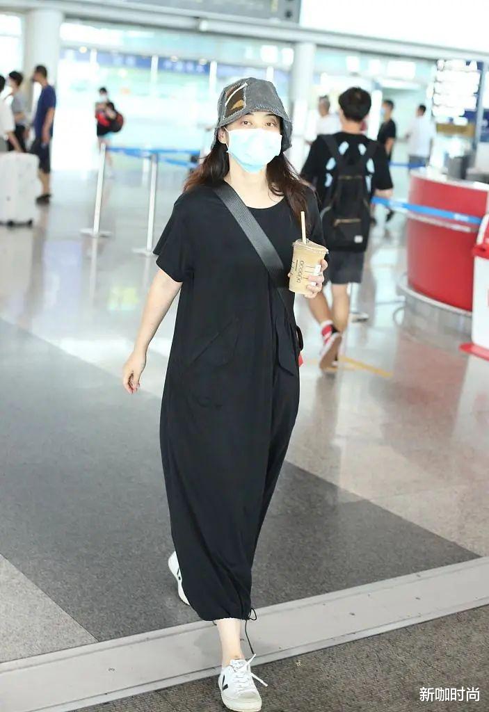 新咖时尚|46岁梅婷私服衣品不一般，宽松长裙搭平底鞋，照样穿得高挑又苗条