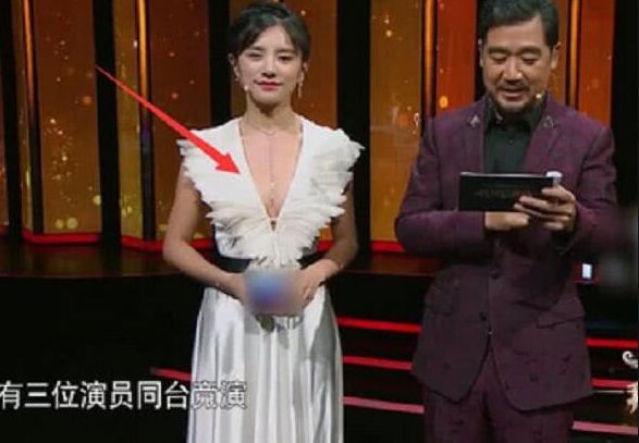 主持人|女主持人少穿一件衣服!当场气氛尴尬,张国立硬撑60分钟不扭头
