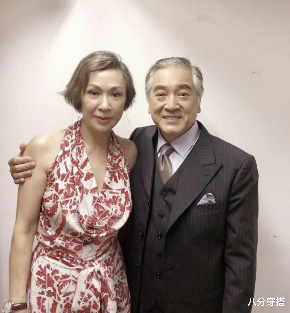 八分穿搭|周润发前妻余安安真洋气，穿白色缎面连衣裙高级精致，成熟优雅