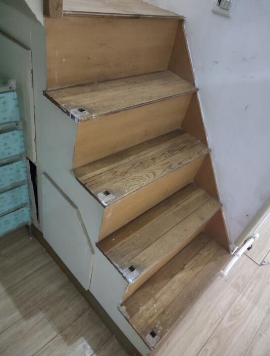 房屋托管出租3年 楼梯扶手被拆掉
