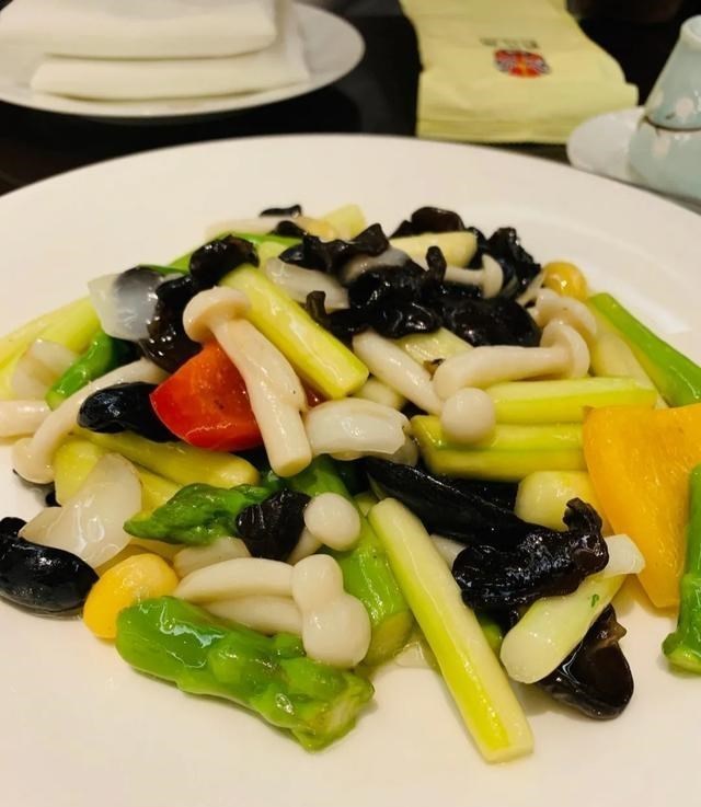 汪小菲|汪小菲在北京的新店，顾客直言2人花570太冤枉，网友评论出人意料