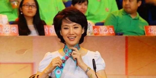 央视|“央视主播”李修平，有过一次婚姻，42岁再婚仍幸福，58岁无子女