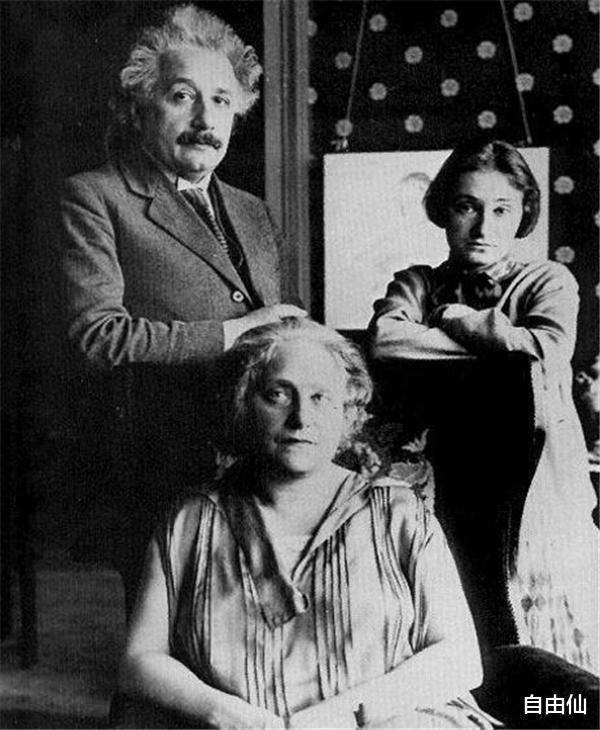 爱因斯坦 爱因斯坦临死前说了两句话，护士没听懂，死后大脑被割成240块