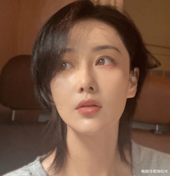 护肤 张馨予晒海边无滤镜照片，脸上斑点成功抢镜，让大家不要相信杂志成片！