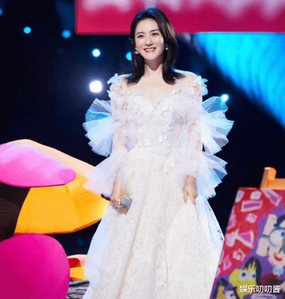 徐璐|谢娜深夜唱新歌，登顶热搜被骂“作妖”，离开《快本》后真凉了？