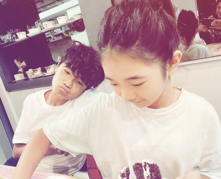 grace|曹格为11岁女儿庆生，Grace姐姐眼神灵动，又瘦又美颜值逆袭