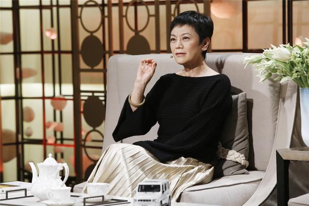 美人哒|68岁张艾嘉才是真不老女神,穿长马甲用亮片作内搭,时髦又优雅