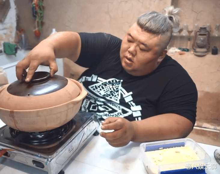 30岁胖猴仔体重近600斤，网友劝他减减肥，父母却支持他继续吃