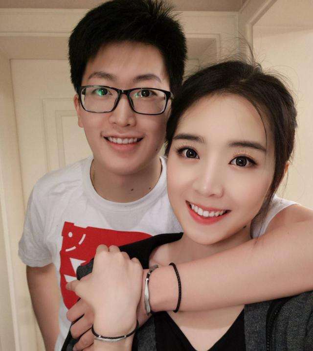 余霜|余霜晒照官方“四美”，穿搭引起粉丝调侃，“偶里偶气”的感觉