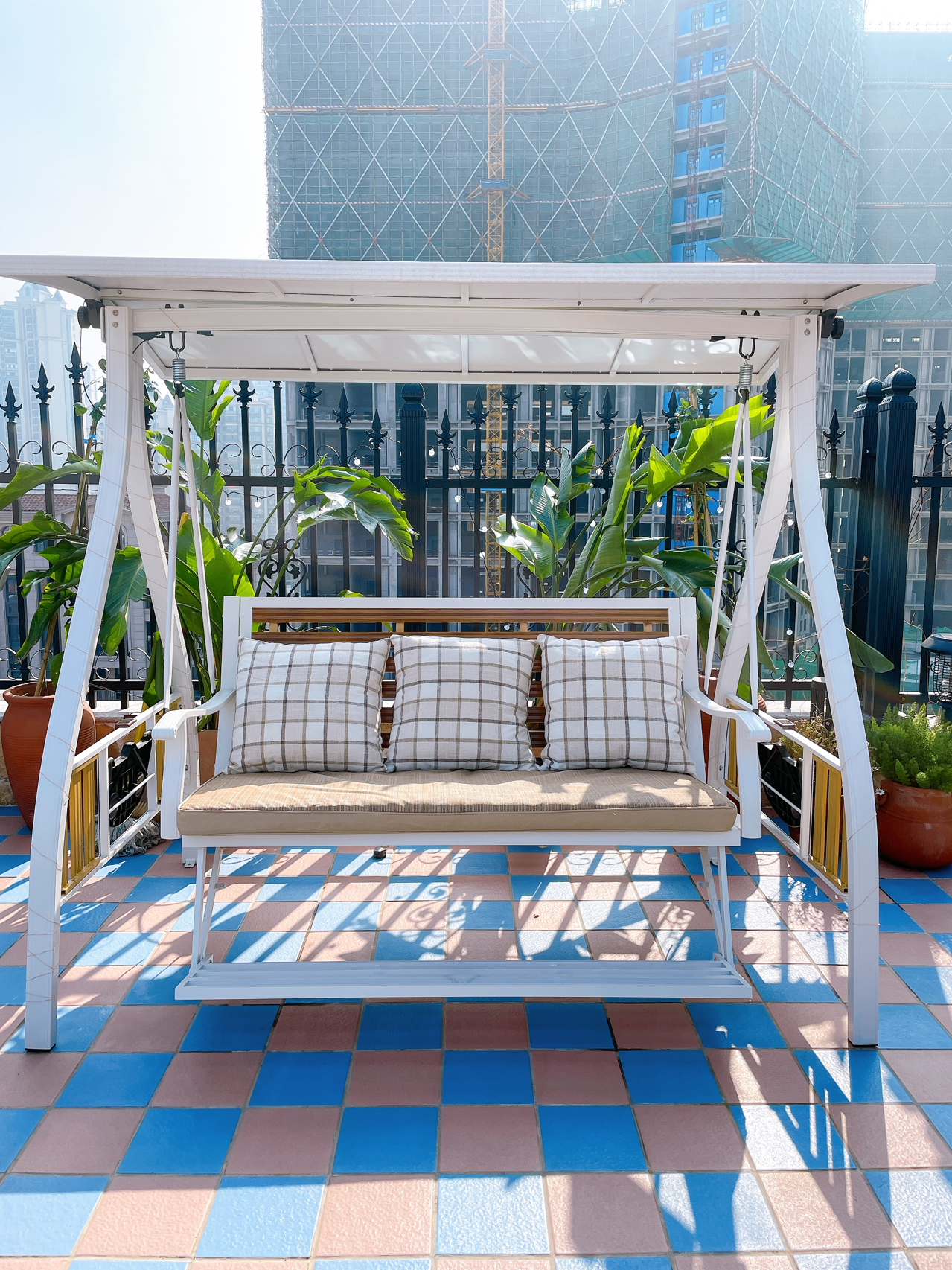 买不起别墅,一定要买顶楼带露台,建一个休闲花园也是不错的选择