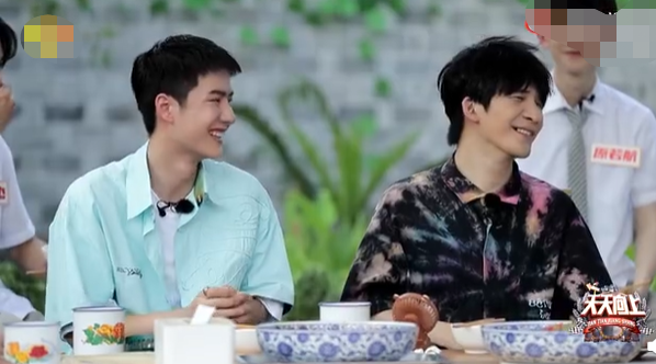 刘涛|王一博钱枫用同款水杯喝水,钱枫拿着水杯像奥尼尔,王一博秒变小朋友