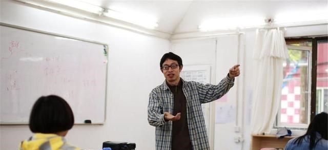 老球迷说排球呀 还记得汶川地震的“范跑跑”吗?丢下孩子跑后13年,成了这样