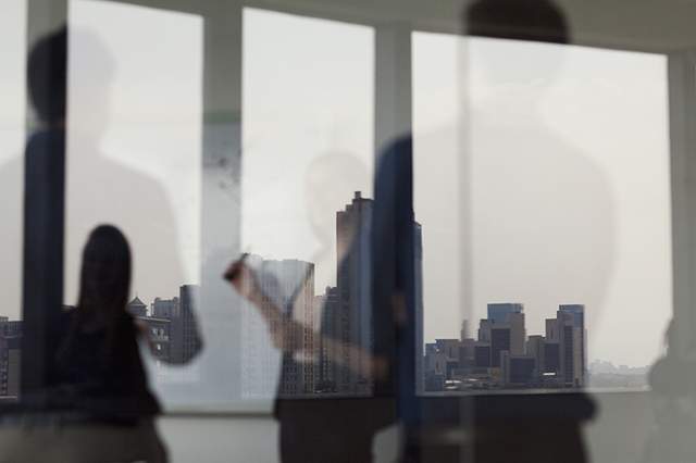 服饰|职场错综复杂,如何拿捏社交距离?