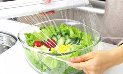 健康缘来很简单 家里的保鲜膜别放着，用到这些地方，能省不少钱！