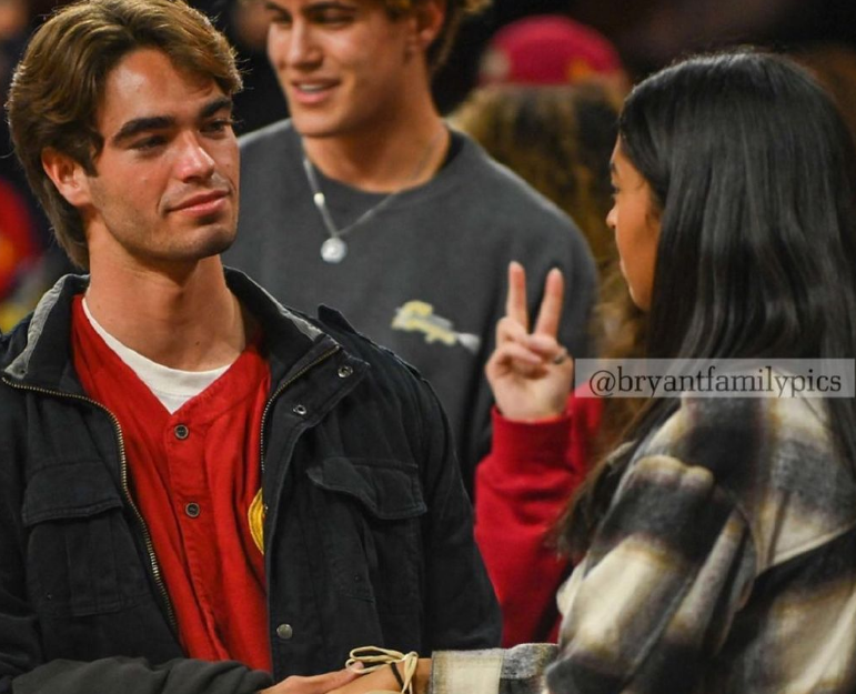 |39岁瓦妮莎冲镜头飞吻，风韵十足贵妇范！18岁女儿比母亲更美，疑似谈恋爱