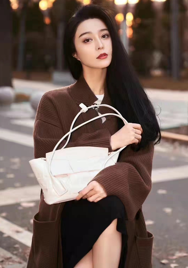 时尚风行派 范冰冰私下高调秀美貌!穿撞色裙背一万七的包拍写真,巨星范十足