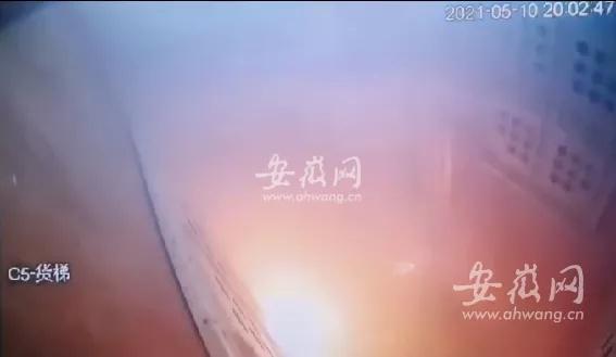 阜陽那些事 合肥一小區電梯內電動車電池爆燃！兩業主驚險逃生