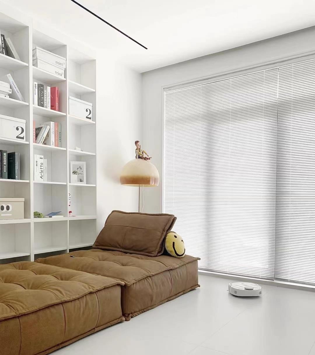 坚持全屋“黑白配”的小夫妻，把家装修的极简纯粹，装出大宅范