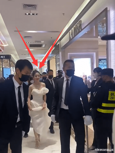 佟丽娅|38岁佟丽娅亮相活动，穿白裙再现“纸片人”身材，刚下台就冻得穿外套