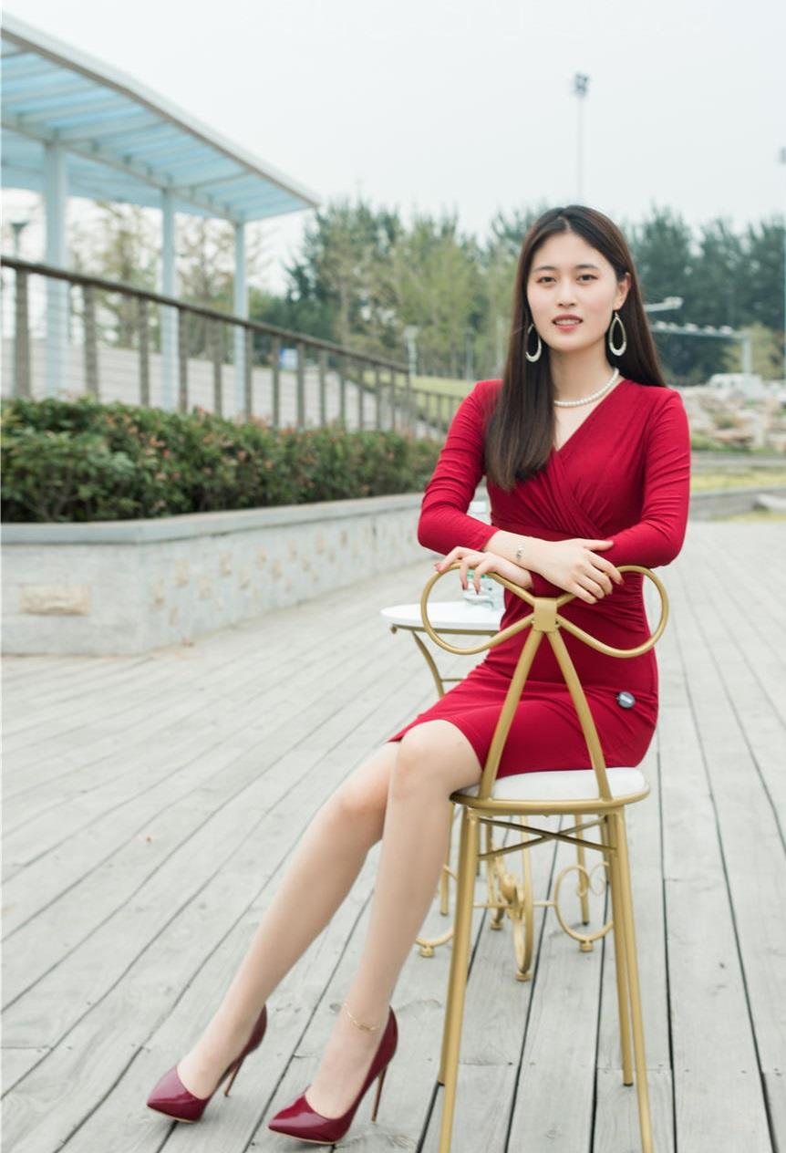 百里守刖 红色的连衣裙很是时尚吸睛,搭配一双红色高跟鞋,更是优雅范十足