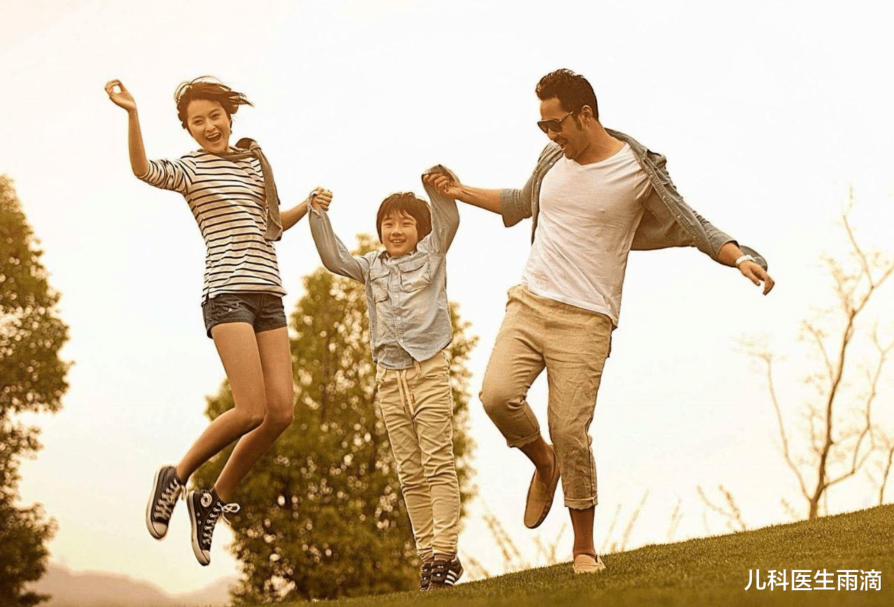 赵薇|赵薇女儿和王菲女儿机场对比照曝光，网友感叹：不在一个“档次”