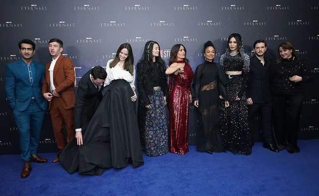 安吉丽娜·朱莉|朱莉带五崽亮相温馨极了！皮特基因太霸道，亲生崽都像极了帅老爹