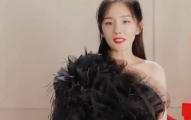 杨幂|杨幂吊威亚上唱歌，垂下来的“蜜汁腿”亮了，钢丝都不敢说比这直？