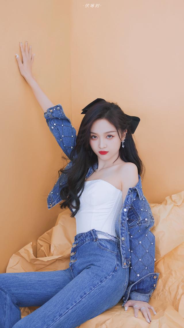 赵丽颖|必备单品！热巴的贝雷帽，赵丽颖的针织衫，吴宣仪的牛仔外套 。