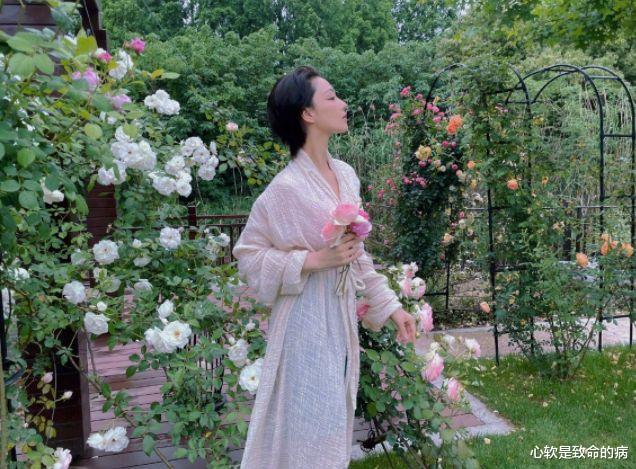 片花|张馨予晒私家花园,打扮精致连茶杯都好华丽,大片花海像公园