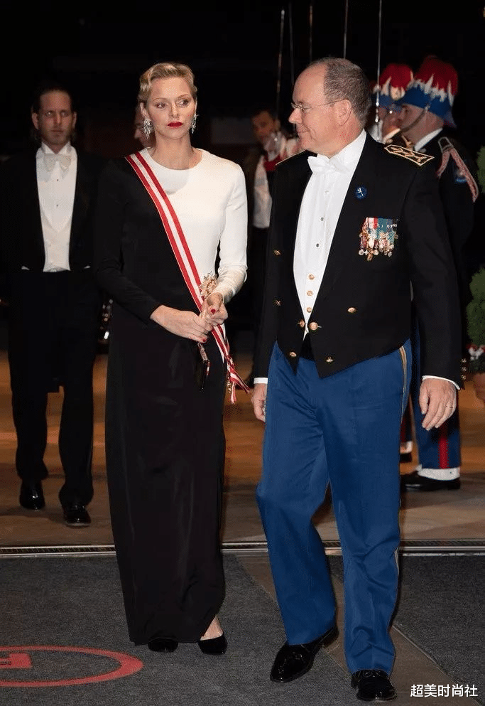 超美时尚社 43岁夏琳因病容貌大变！多年不戴结婚钻戒，曾被赞为美人鱼王妃