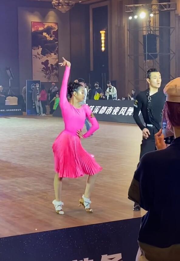 马伊琍|马伊琍大女儿比赛,爱马赛场上不自信偷瞄妈妈,太紧张动作跳错