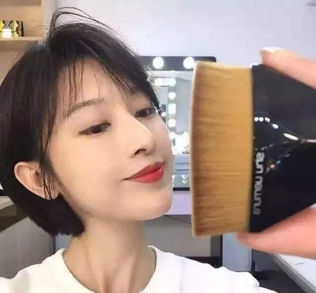 好物官|钟丽缇真够拼，穿吊带裙勒出副乳，脸上卡粉严重“用力过猛”