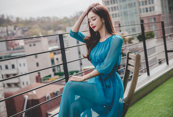 壹品穿搭|女神孙允珠高清时尚搭配：莱茵水岸梦幻玻璃曼纱仙长裙