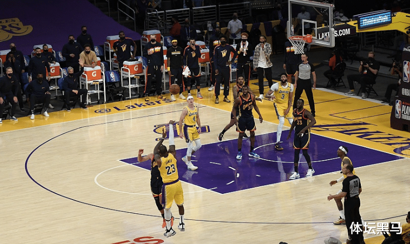 勒布朗·詹姆斯|球商真高！最后领先3分为防止对手犯规，詹姆斯让浓眉和波普运球