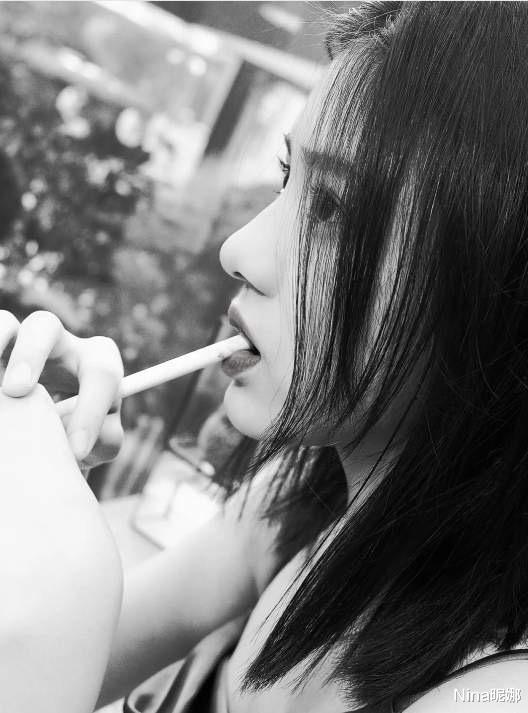 Nina昵娜|汪峰大女儿发育彻底成熟，大胆穿吊带美过章子怡，化浓妆真像亲妈