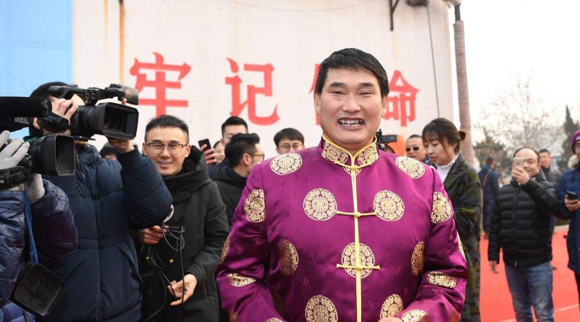 朱之文|大衣哥“干闺女”来了？大衣嫂亲自摘菜下厨，饭桌上热情碰杯