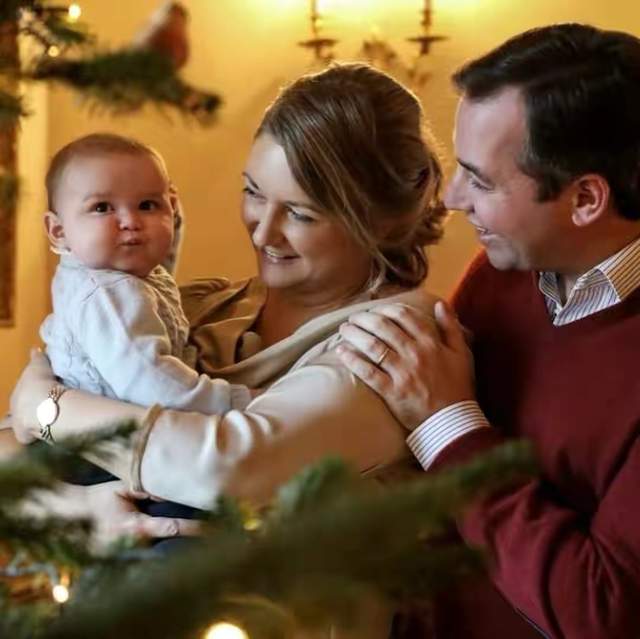 圣诞节|卢森堡小王子奶萌亮相圣诞全家福，初见大个布偶熊有点怕怕真可爱