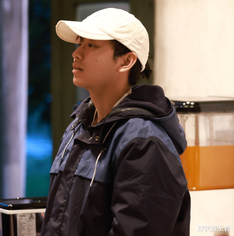张子枫|张子枫的籍贯是河南省，却用四川话和彭昱畅交流，背后原因太感人