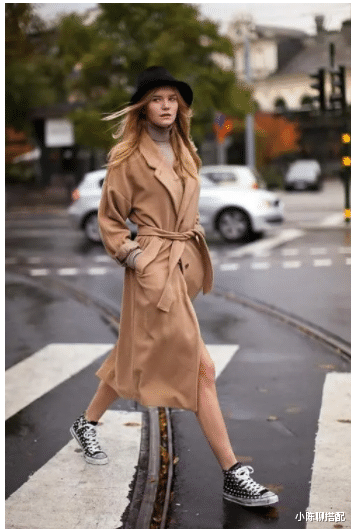 小陈聊搭配 60岁妈妈比女儿会穿，秋天“大衣+毛衣”，越老越洋气优雅