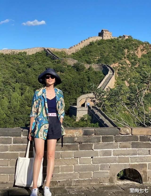 里尚七七|吕燕一家五口游长城，法国老公和混血儿子真帅，家人撞脸邓文迪
